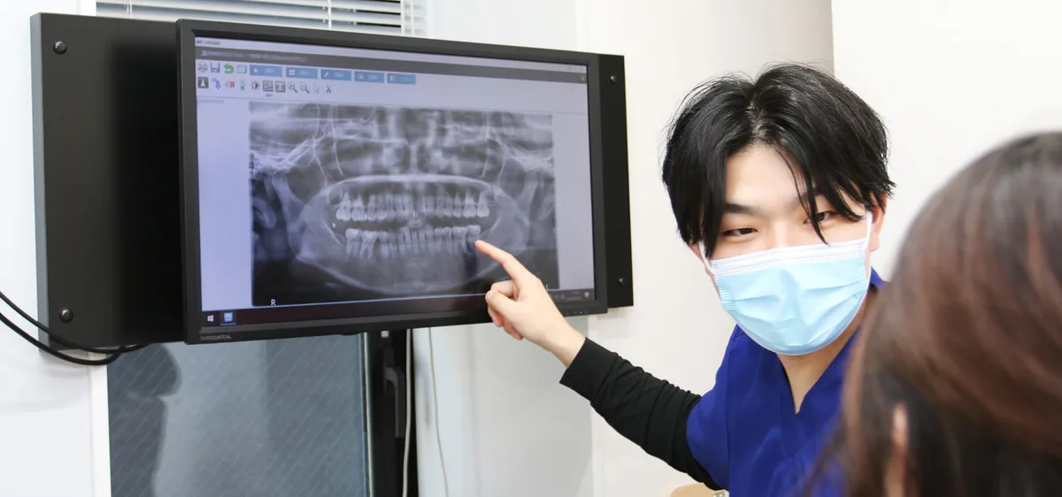 レントゲンを確認する歯科医師